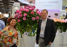 Ana Benavides together with John Kordes (Kordes Roses), both proud of being awarded the golden medal in the category 'best new rose' with this new variety, the Queens Crown.